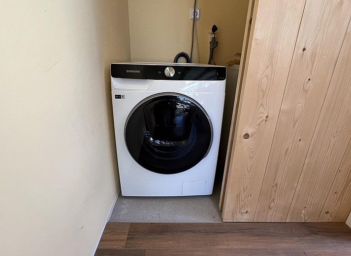 Knusse binnenruimte van VZ1114 Vakantieappartement in Ouddorp met comfortabele stoelen.