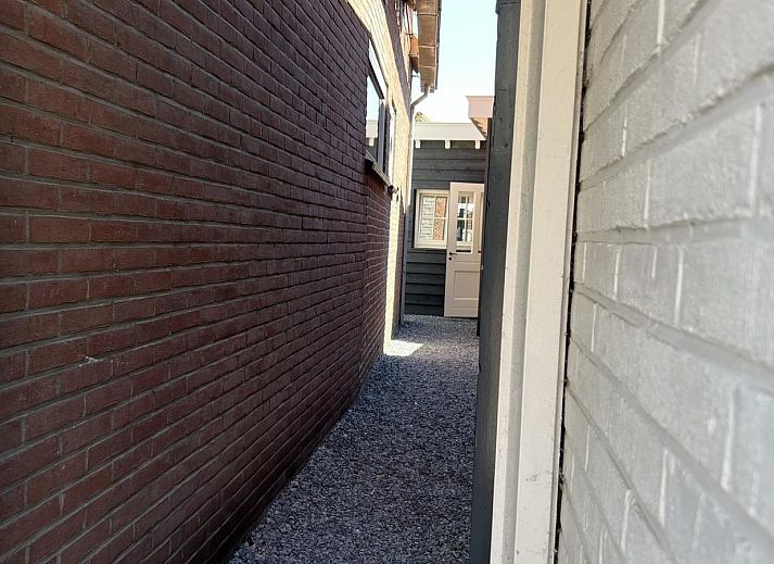 Eetruimte in VZ1114 Vakantieappartement in Ouddorp met veel natuurlijk licht.