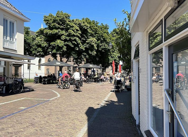 Eetruimte in VZ1114 Vakantieappartement in Ouddorp met veel natuurlijk licht.