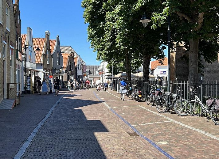 Eetruimte in VZ1114 Vakantieappartement in Ouddorp met veel natuurlijk licht.