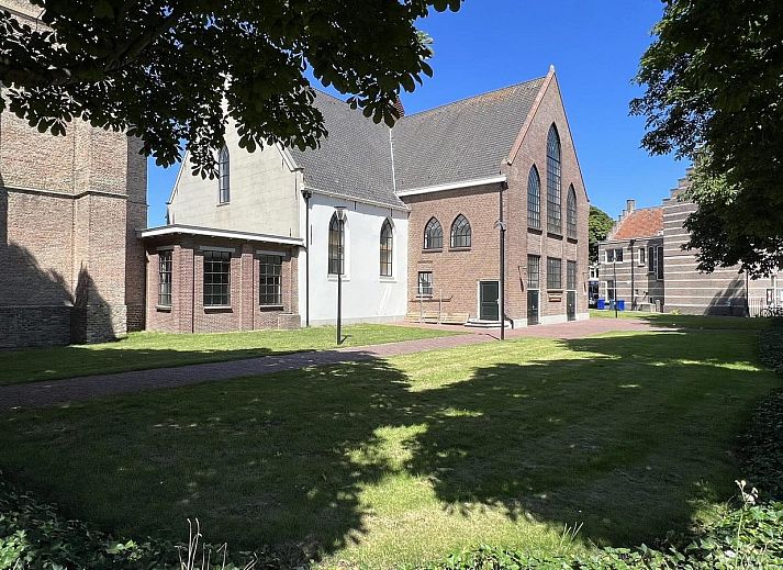 Eetruimte in VZ1114 Vakantieappartement in Ouddorp met veel natuurlijk licht.