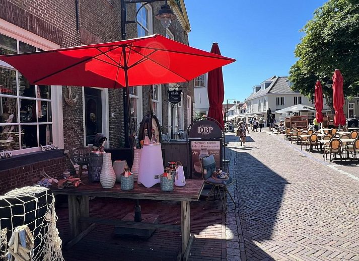 Eetruimte in VZ1114 Vakantieappartement in Ouddorp met veel natuurlijk licht.