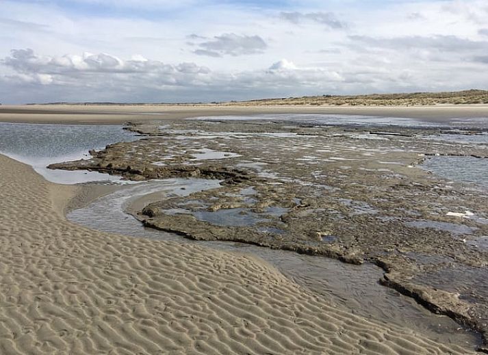 Vakantiehuis in Ouddorp, Goeree-Overflakkee met grasveld en duinen in Zuid-Holland.