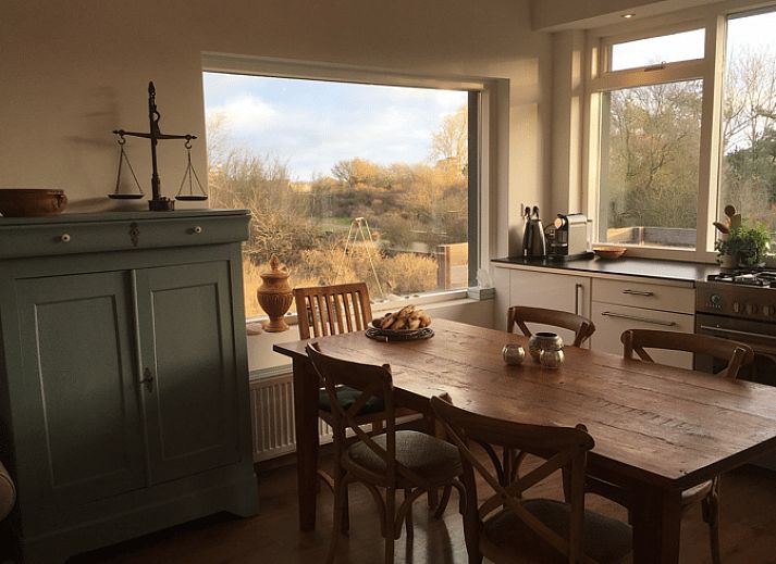 Vakantiehuis in Ouddorp omgeven door weelderige natuur in Goeree-Overflakkee, Zuid-Holland.