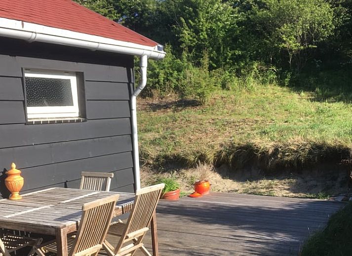 Vakantiehuis in Ouddorp omgeven door weelderige natuur in Goeree-Overflakkee, Zuid-Holland.