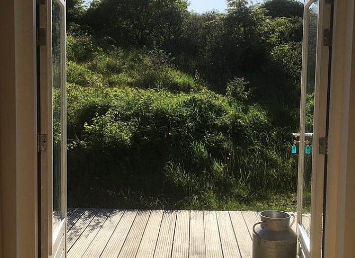 Vakantiehuis in Ouddorp omgeven door weelderige natuur in Goeree-Overflakkee, Zuid-Holland.