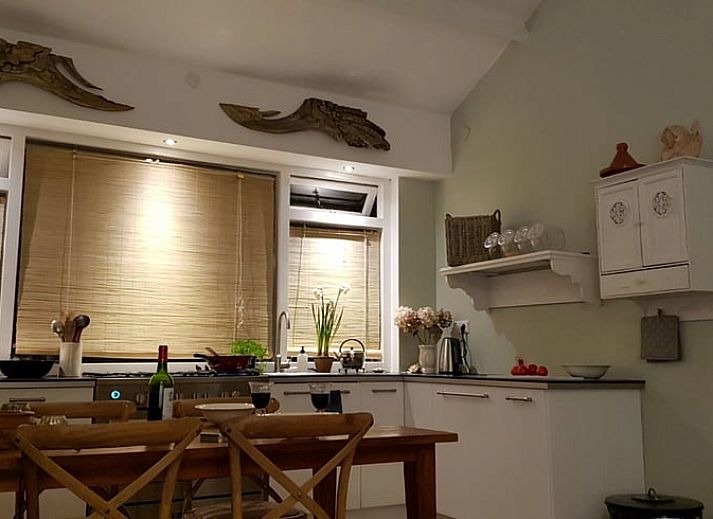 Vakantiehuis in Ouddorp omgeven door weelderige natuur in Goeree-Overflakkee, Zuid-Holland.