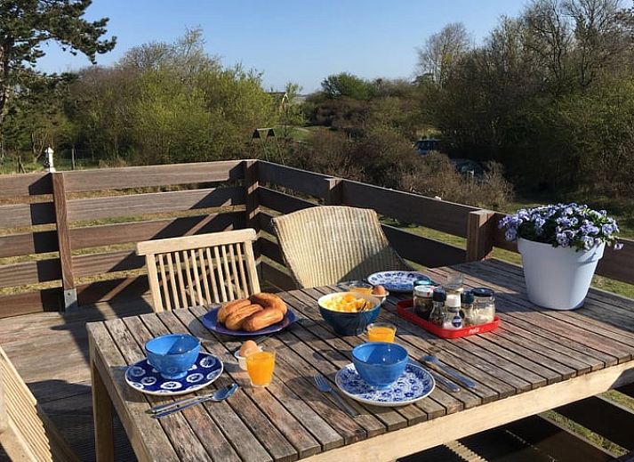 Vakantiehuis in Ouddorp omgeven door weelderige natuur in Goeree-Overflakkee, Zuid-Holland.