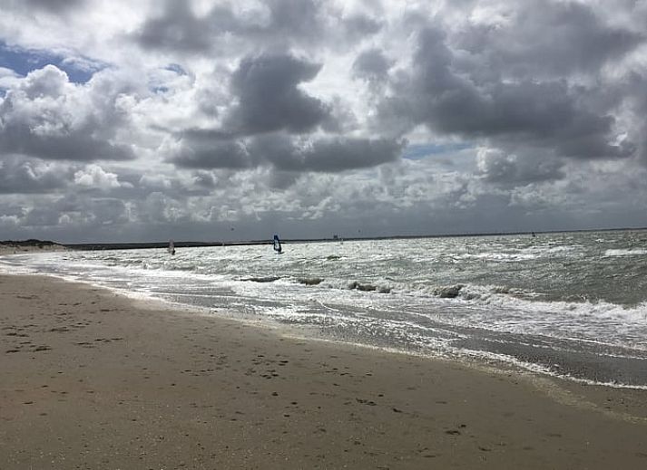 Uitzicht op de kust bij Vakantiehuis in Ouddorp, Goeree-Overflakkee, Zuid-Holland.