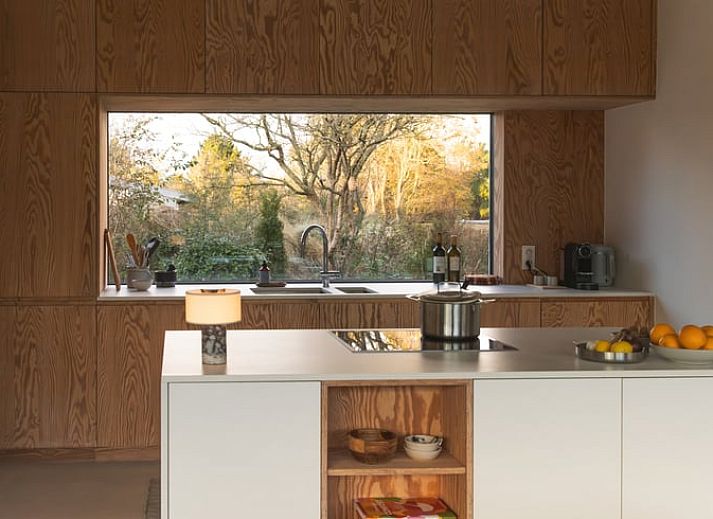 Ferienhaus in Ouddorp, umgeben von Natur auf Goeree-Overflakkee, Suedholland, mit moderner Holzfassade und grossem Garten.