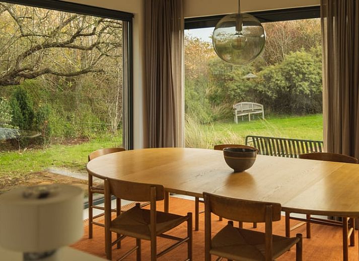 Ferienhaus in Ouddorp, umgeben von Natur auf Goeree-Overflakkee, Suedholland, mit moderner Holzfassade und grossem Garten.