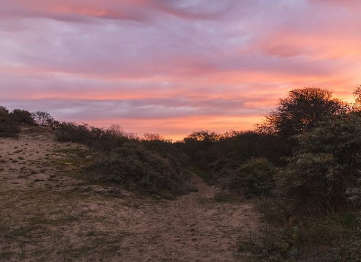 Gemuetliches Wohnzimmer mit Holzofen im Ferienhaus in Ouddorp, Suedholland, ideal zum Entspannen und Geniessen der Aussicht auf die Natur.