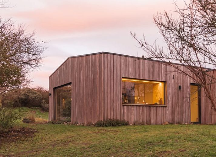 Gemuetliches Wohnzimmer mit Holzofen im Ferienhaus in Ouddorp, Suedholland, ideal zum Entspannen und Geniessen der Aussicht auf die Natur.