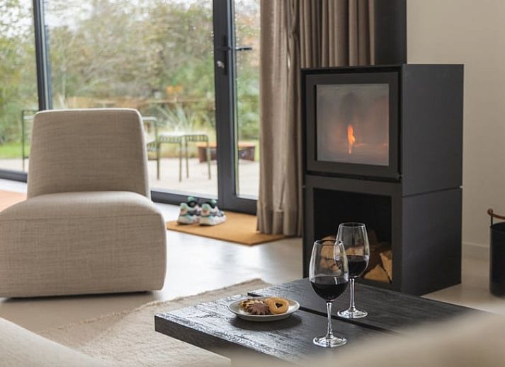 Moderne Kueche im Ferienhaus in Ouddorp, Goeree-Overflakkee, mit Blick auf die Natur durch ein grosses Fenster. Gemuetlicher Aufenthalt in Suedholland.