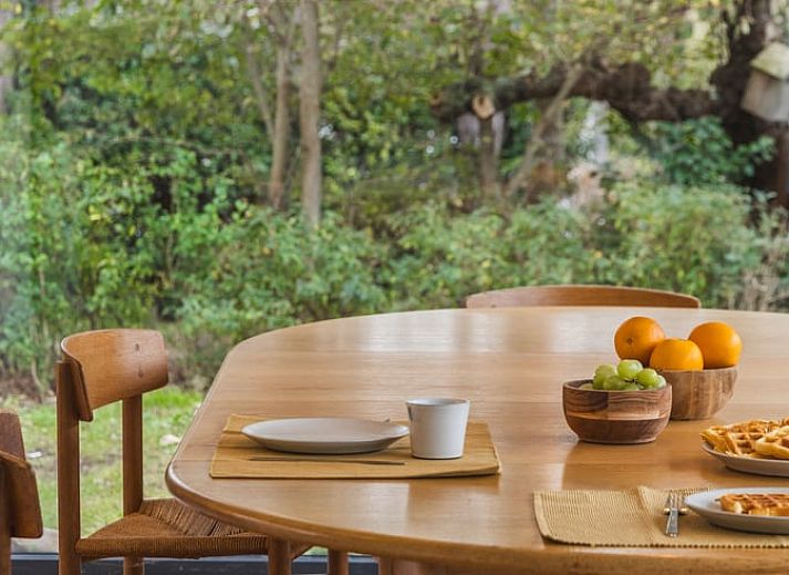 Moderne Kueche im Ferienhaus in Ouddorp, Goeree-Overflakkee, mit Blick auf die Natur durch ein grosses Fenster. Gemuetlicher Aufenthalt in Suedholland.