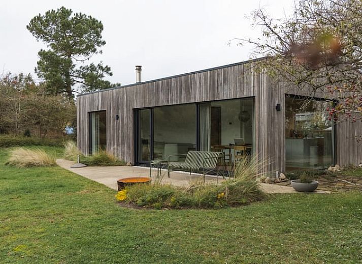 Moderne Kueche im Ferienhaus in Ouddorp, Goeree-Overflakkee, mit Blick auf die Natur durch ein grosses Fenster. Gemuetlicher Aufenthalt in Suedholland.