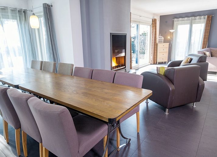 Gezellige woonkamer met open haard in Familievilla 14, een vakantiehuis in Ouddorp, Goeree-Overflakkee, Zuid-Holland.