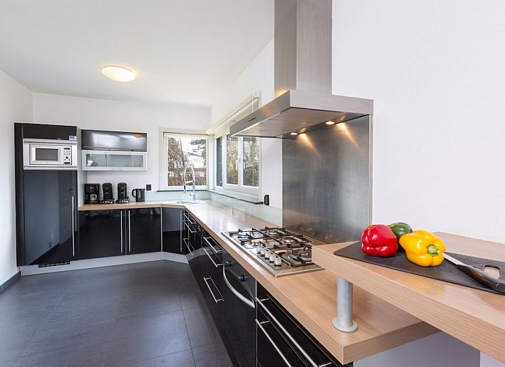 Gezellige woonkamer in Familievilla 14, een vakantiehuis in Ouddorp, Goeree-Overflakkee, Zuid-Holland, met ruime zitplaatsen en veel licht.