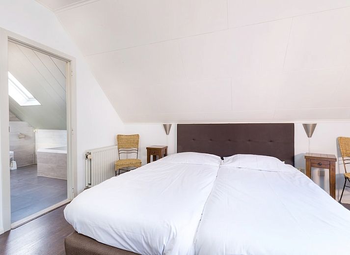 Gezellige woonkamer in Familievilla 14, een vakantiehuis in Ouddorp, Goeree-Overflakkee, Zuid-Holland, met ruime zitplaatsen en veel licht.