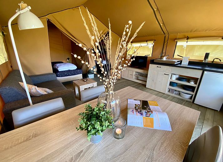 Geniessen Sie die sonnige Terrasse des Safaritent Zeeduin in Ouddorp, einem luxurioesen Glamping-Erlebnis in Goeree-Overflakkee, Suedholland.