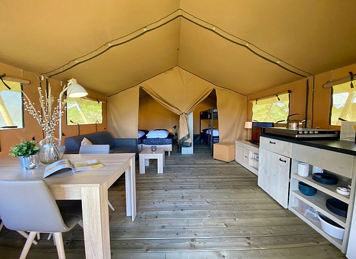Geniessen Sie die sonnige Terrasse des Safaritent Zeeduin in Ouddorp, einem luxurioesen Glamping-Erlebnis in Goeree-Overflakkee, Suedholland.