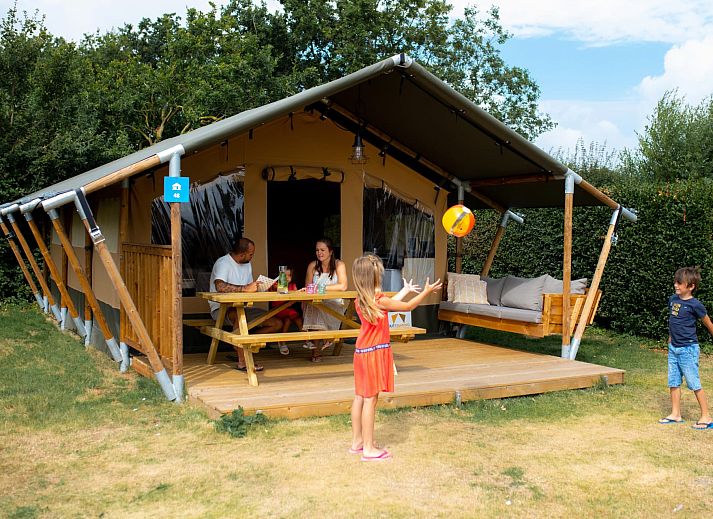 Geniessen Sie die sonnige Terrasse des Safaritent Zeeduin in Ouddorp, einem luxurioesen Glamping-Erlebnis in Goeree-Overflakkee, Suedholland.