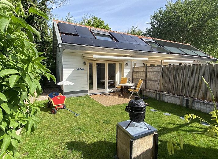 VZ990 Vakantiewoning in Ouddorp met zonnig terras en groene tuin in Goeree-Overflakkee, Zuid-Holland.