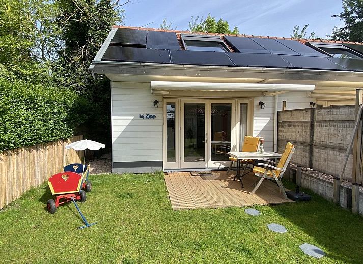 VZ990 Vakantiewoning in Ouddorp met zonnig terras en groene tuin in Goeree-Overflakkee, Zuid-Holland.