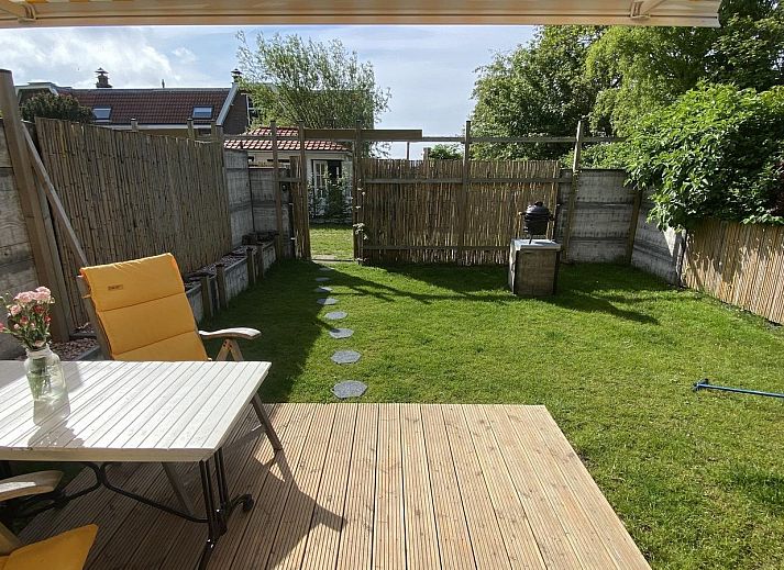 VZ990 Vakantiewoning in Ouddorp met zonnig terras en groene tuin in Goeree-Overflakkee, Zuid-Holland.