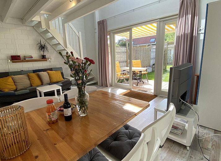 VZ990 Vakantiewoning in Ouddorp met zonnig terras en groene tuin in Goeree-Overflakkee, Zuid-Holland.