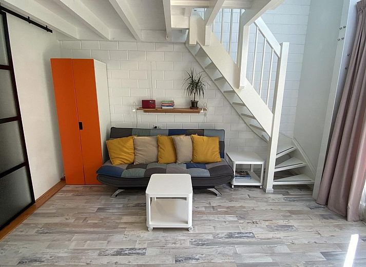 Terras van VZ990 Vakantiewoning in Ouddorp, ideaal voor buitenontbijt in Goeree-Overflakkee, Zuid-Holland.