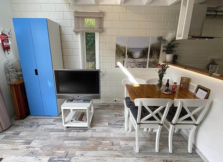 Terras van VZ990 Vakantiewoning in Ouddorp, ideaal voor buitenontbijt in Goeree-Overflakkee, Zuid-Holland.