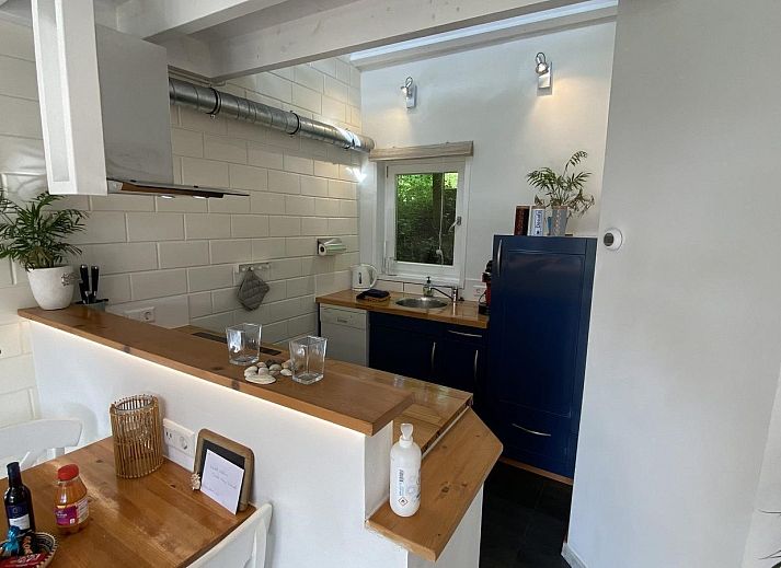 Terras van VZ990 Vakantiewoning in Ouddorp, ideaal voor buitenontbijt in Goeree-Overflakkee, Zuid-Holland.