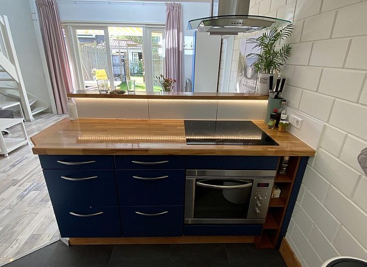 Gezellige tuin van VZ990 Vakantiewoning in Ouddorp, omringd door natuurlijke schoonheid in Zuid-Holland.