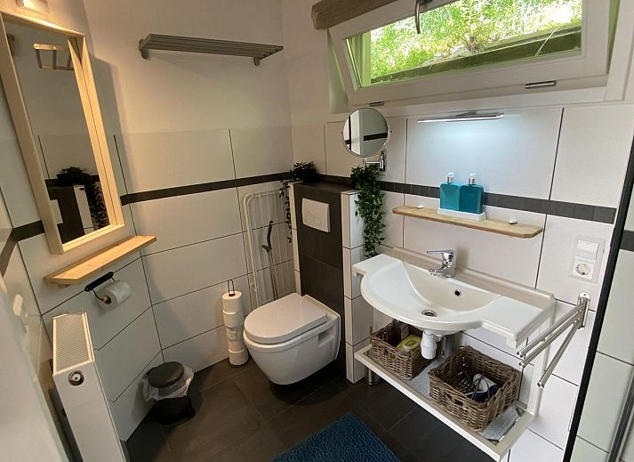 Gezellige tuin van VZ990 Vakantiewoning in Ouddorp, omringd door natuurlijke schoonheid in Zuid-Holland.