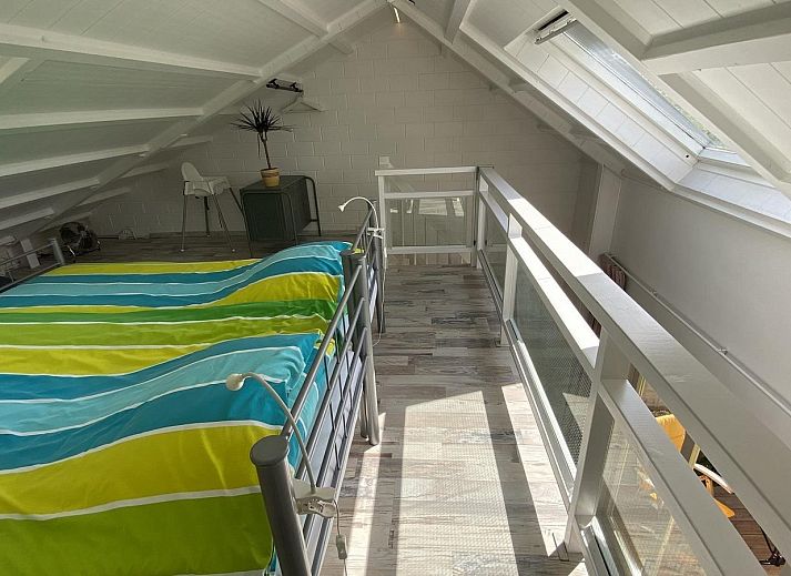 Buitenterras met comfortabele zitplaatsen bij VZ990 Vakantiewoning in Ouddorp, Goeree-Overflakkee.