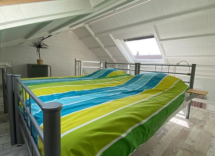 Buitenterras met comfortabele zitplaatsen bij VZ990 Vakantiewoning in Ouddorp, Goeree-Overflakkee.