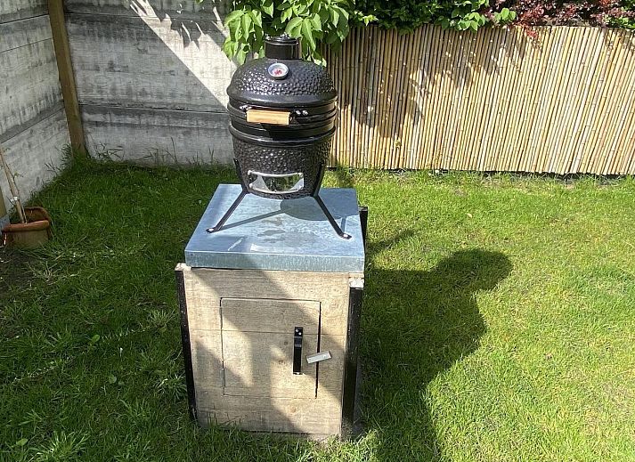 Buitenterras met comfortabele zitplaatsen bij VZ990 Vakantiewoning in Ouddorp, Goeree-Overflakkee.