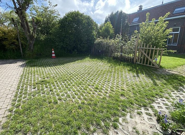 Buitenterras met comfortabele zitplaatsen bij VZ990 Vakantiewoning in Ouddorp, Goeree-Overflakkee.