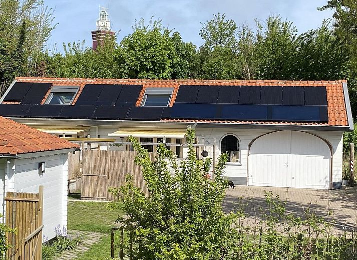 Lichte woonkamer van VZ990 Vakantiewoning in Ouddorp met uitzicht op de tuin in Zuid-Holland.