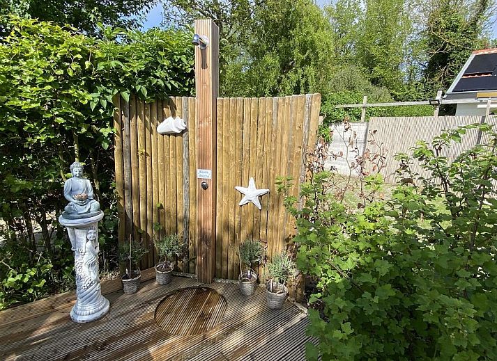 Lichte woonkamer van VZ990 Vakantiewoning in Ouddorp met uitzicht op de tuin in Zuid-Holland.