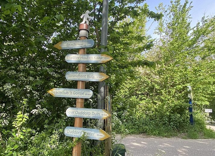 Lichte woonkamer van VZ990 Vakantiewoning in Ouddorp met uitzicht op de tuin in Zuid-Holland.