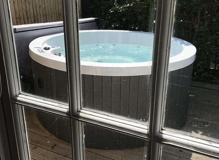 Ruime binnenruimte van VZ990 Vakantiewoning in Ouddorp met moderne inrichting in Goeree-Overflakkee.