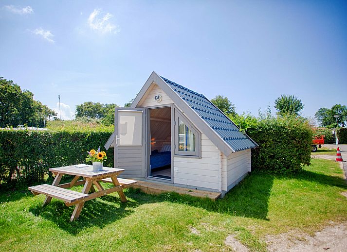 Kampeerhut 't Gorsje in Ouddorp biedt een charmant houten vakantiehuis met zonnig terras op Goeree-Overflakkee.