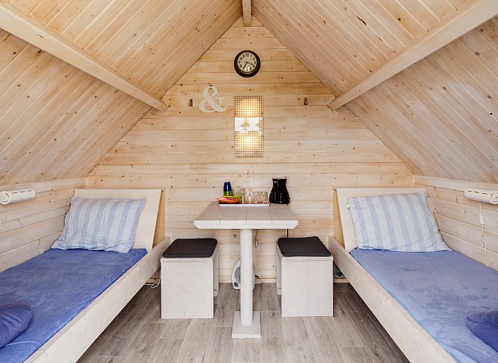 Kampeerhut 't Gorsje in Ouddorp biedt een charmant houten vakantiehuis met zonnig terras op Goeree-Overflakkee.