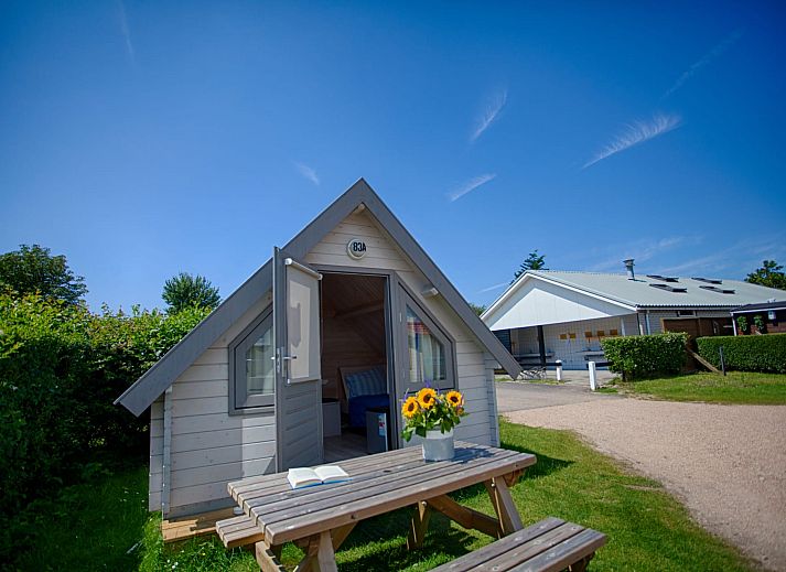Kampeerhut 't Gorsje in Ouddorp biedt een charmant houten vakantiehuis met zonnig terras op Goeree-Overflakkee.