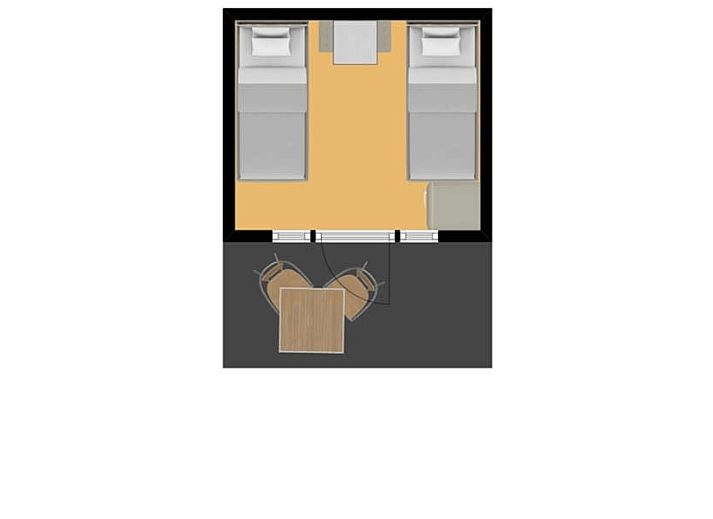 Gezellige binnenruimte van Kampeerhut 't Gorsje in Ouddorp met comfortabele bedden en houten inrichting.