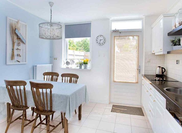 ZH022 vakantiehuis in Ouddorp met zonnige tuin en terras, ideaal voor ontspanning in Goeree-Overflakkee, Zuid-Holland.