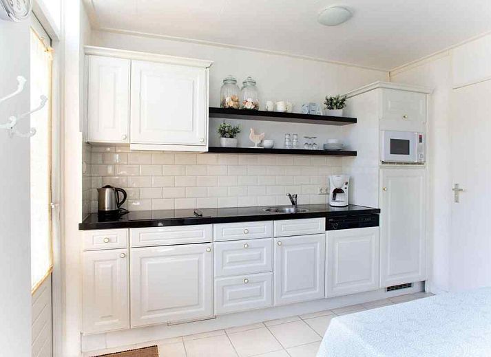 Terras van ZH022 vakantiewoning in Ouddorp, voorzien van comfortabele zitplaatsen, perfect voor buiten dineren in Zuid-Holland.