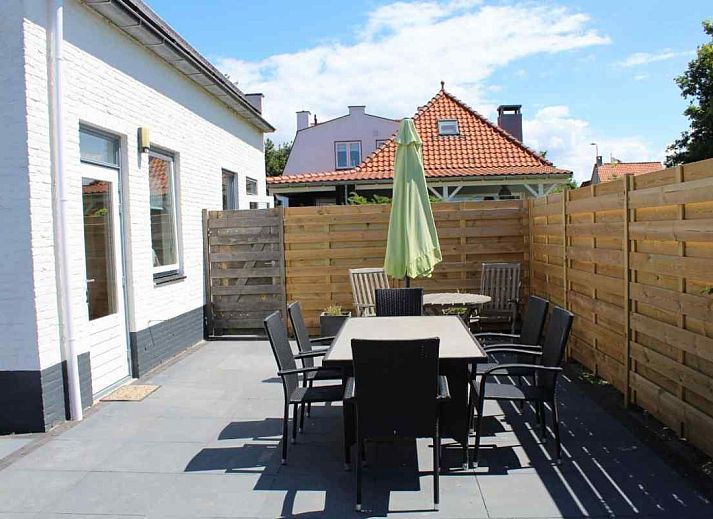 Gezellige woonkamer in ZH022 vakantiehuis Ouddorp met uitzicht op de natuur van Goeree-Overflakkee, Zuid-Holland.